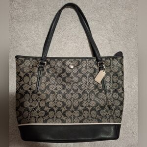 Coach Peyton 29886 Navy Signature Canvas & Leather Great condition